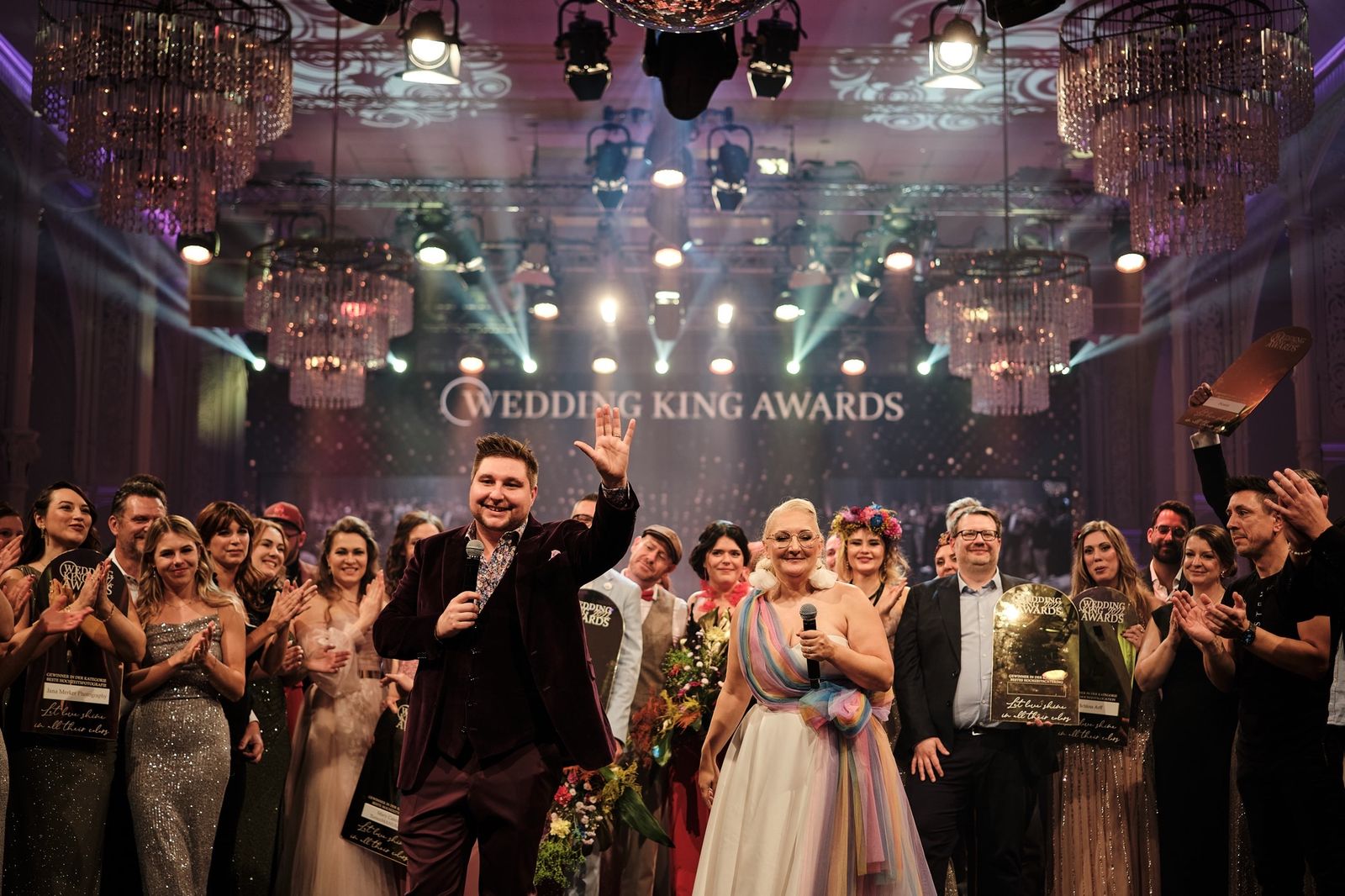Finale der Wedding King Awards 2025: alle Gewinner auf der Bühne unter Kronleuchtern